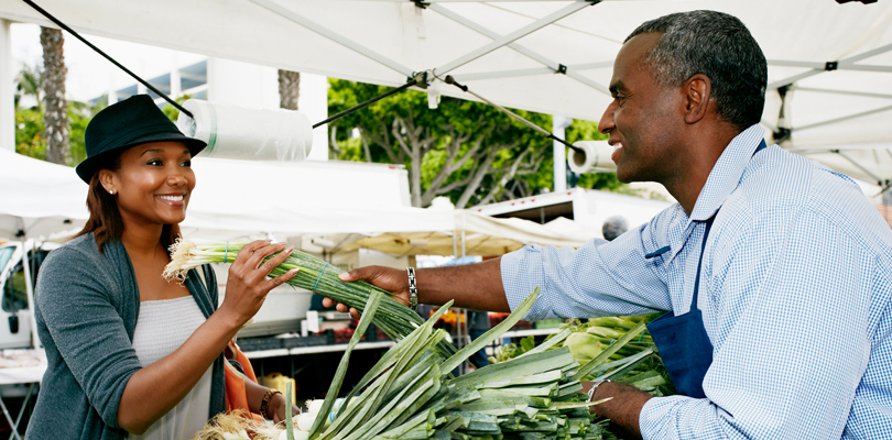 Man buying produce at a farmers market
